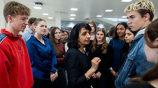 Schülerinnen und Schüler beim Austausch mit Aras