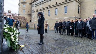 Aras gedenkt beim Mahnmal zwischen Altem Schloss und Karlsplatz