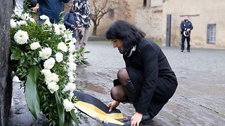 Aras legt Kranz nieder