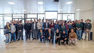 Jugendliche im Foyer des Landtags