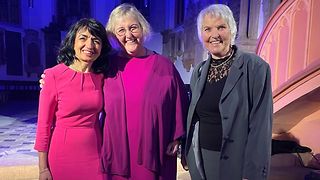 (von links nach rechts: Landtagspräsidentin Muhterem Aras und Landesbischöfin Prof. Dr. Heike Springhart zusammen mit ihrer Mutter)