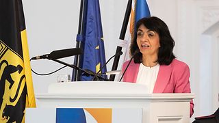 Landtagspräsidentin Muhterem Aras hält eine Rede