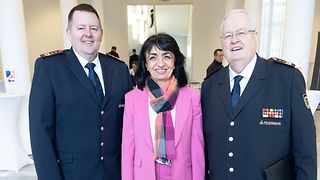 (von links nach rechts: Michael Wegel, Präsident des Landesfeuerwehrverbands, Landtagspräsidentin Muhterem Aras und Dr. Frank Knödler, ehemaliger Präsident des Landesfeuerwehrverbands Baden-Württemberg)