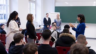 Landtagspräsidentin Muhterem Aras bei einem Schulbesuch