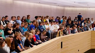 Schulklassen auf der Besuchertribüne im Landtag