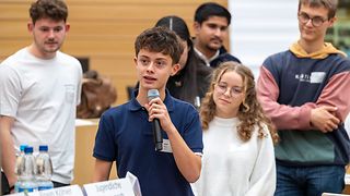 Schüler am Mikrofon