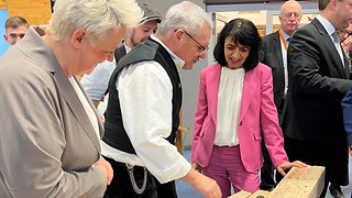 Landespräsidentin Muhterem Aras mit Handwerker