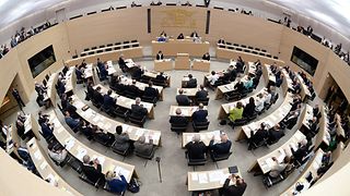 Blick in den vollbesetzten Plenarsaal von oben