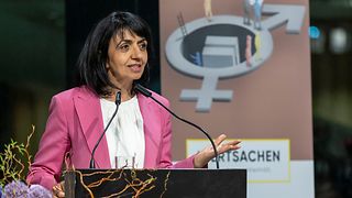 Landespräsidentin Muhterem Aras am Redepult