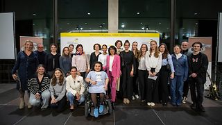 Gruppenbild mit Akteuren und Abgeordneten