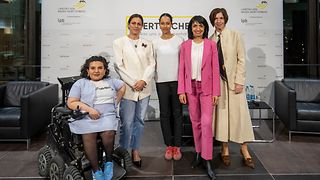 Gruppenbild mit den Akteuren Kübra Sekin, Shila Behjat, Leah Eh, Landtagspräsidentin Muhterem Aras sowie Professorin Jutta Allmendinger