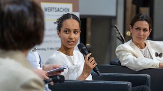 Leah Eh mit Mikrofon