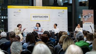 Blick vom Publikum auf das Podium mit Jutta Allmendinger, Kübra Sekin, Leah Eh und Shila Behjat 