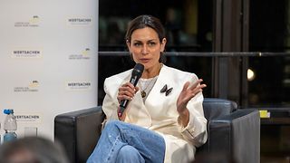 Shila Behjat mit Mikrofon