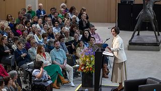 Professorin Jutta Allmendinger am Redepult mit Blick ins Publikum