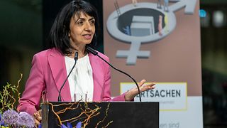 Landtagspräsidentin Muhterem Aras am Redepult