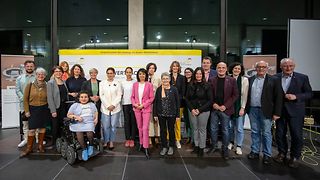 Gruppenfoto mit Beteiligten des Abends und Abgeordneten