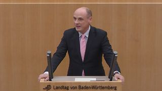 Daniel Born am Redepult