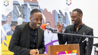 Die Zwillinge Godwin und Godfred (die Godtwins) am Redepult sind Paten der Aktion