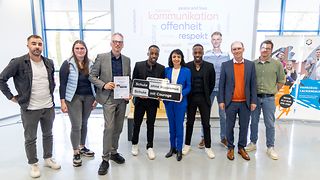 Gruppenfoto mit der Landtagspräsidentin und dem Schulleiter
