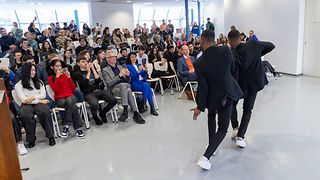 Zwei Tänzer tanzen vor dem Publikum