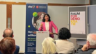 Landtagspräsidentin Muhterem Aras am Redepult