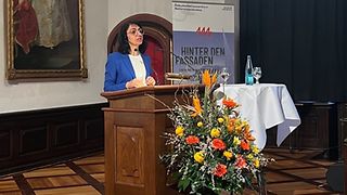 Landtagspräsidentin Muhterem Aras am Redepult