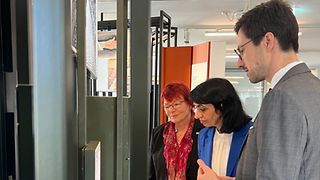 Landtagspräsidentin Muhterem Aras, Gabi Rolland und Martin Horn schauen die Ausstellung an