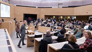 Besucherinnen und Besucher im Plenarsaal