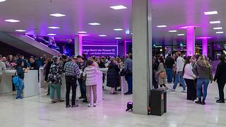 Gäste im Foyer an Stehtischen