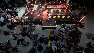 Lisa Maria Olszakiewiecz auf der Bühne, ZuschauerInnen sitzen davor