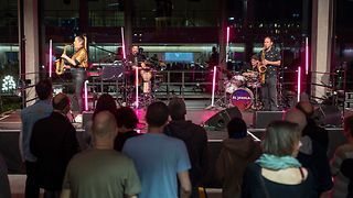 Auf der Bühne Äl Jawala