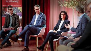 Die Teilnehmenden der Podiumsdiskussion