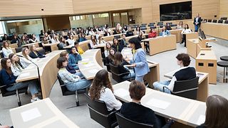 Mädchen im Plenarsaal mit Präsidentin Aras