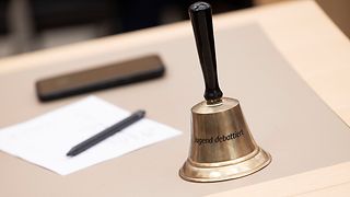 Glocke am Tisch