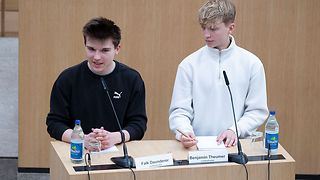 Jugendliche diskutieren