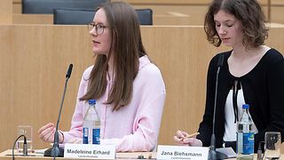 Jugendliche debattieren