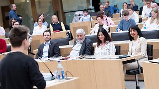 Abgeordnete im Plenarsaal hören aufmerksam der Debatte zu