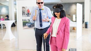 Landtagspräsidentin Frau Aras im Erleben der Benutzung des Blindenleitstreifens