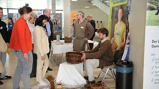 Landtagspräsidentin Aras informiert sich an Infoständen 