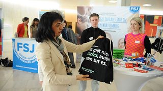 Landtagspräsidentin betrachtet Tasche