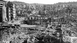 Blick auf Stuttgart in Trümmern (schwarz-weiß)
