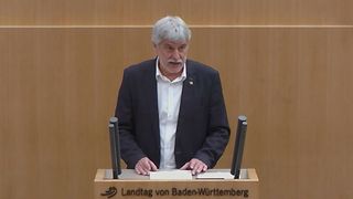 Gundram Lottmann am Redepult im Plenarsaal