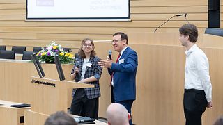 Schülerinnen und Schüler sprechen mit Landtagsvizepräsident Dr. Wolfgang Reinhart über ihre Wettbewerbsbeiträge. 