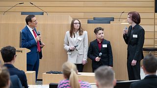 Schülerinnen und Schüler sprechen über ihre eingereichten Wettbewerbsbeiträge.