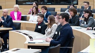 Die Preisträgerinnen und Preisträger im Plenarsaal