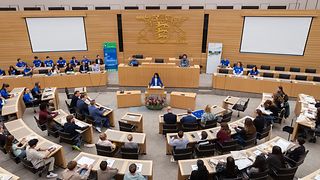 Schülerinnen und Schüler im Plenarsaal