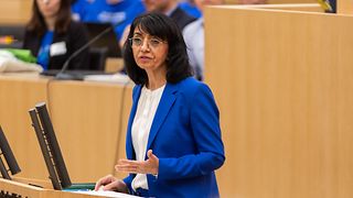 Landtagspräsidentin Muhterem Aras am Rednerpult