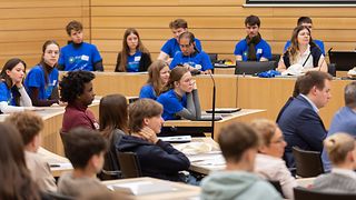 Schülerinnen und Schüler im Plenarsaal