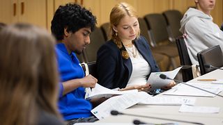 Schülerinnen und Schüler simulieren eine Fraktionssitzung im Landtag